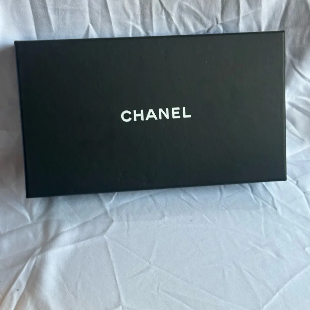 💯 Authentic Chanel Silver Chevron Quilted Zip Around Boy Wallet - Picture 16 of 16